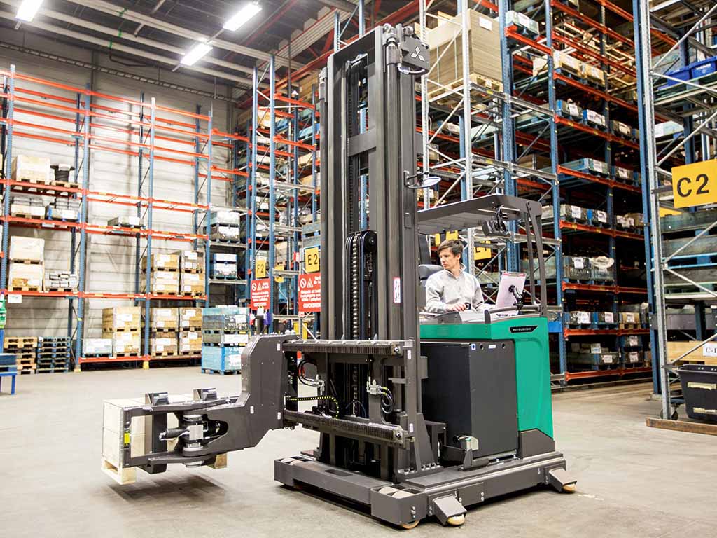 Come si usano i carrelli elevatori multidirezionali